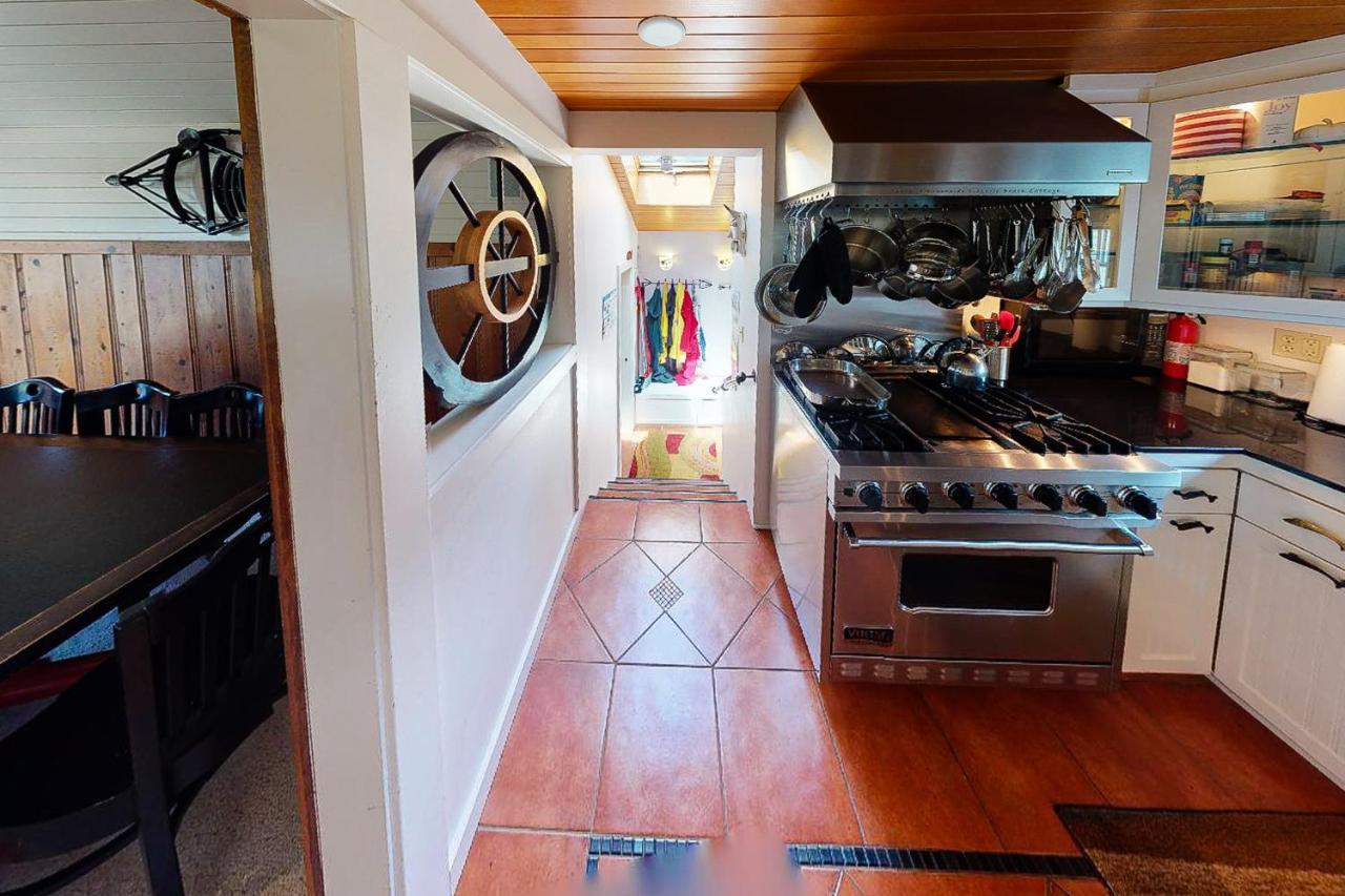 Wecoma Creekside Villa Линкън Сити Екстериор снимка