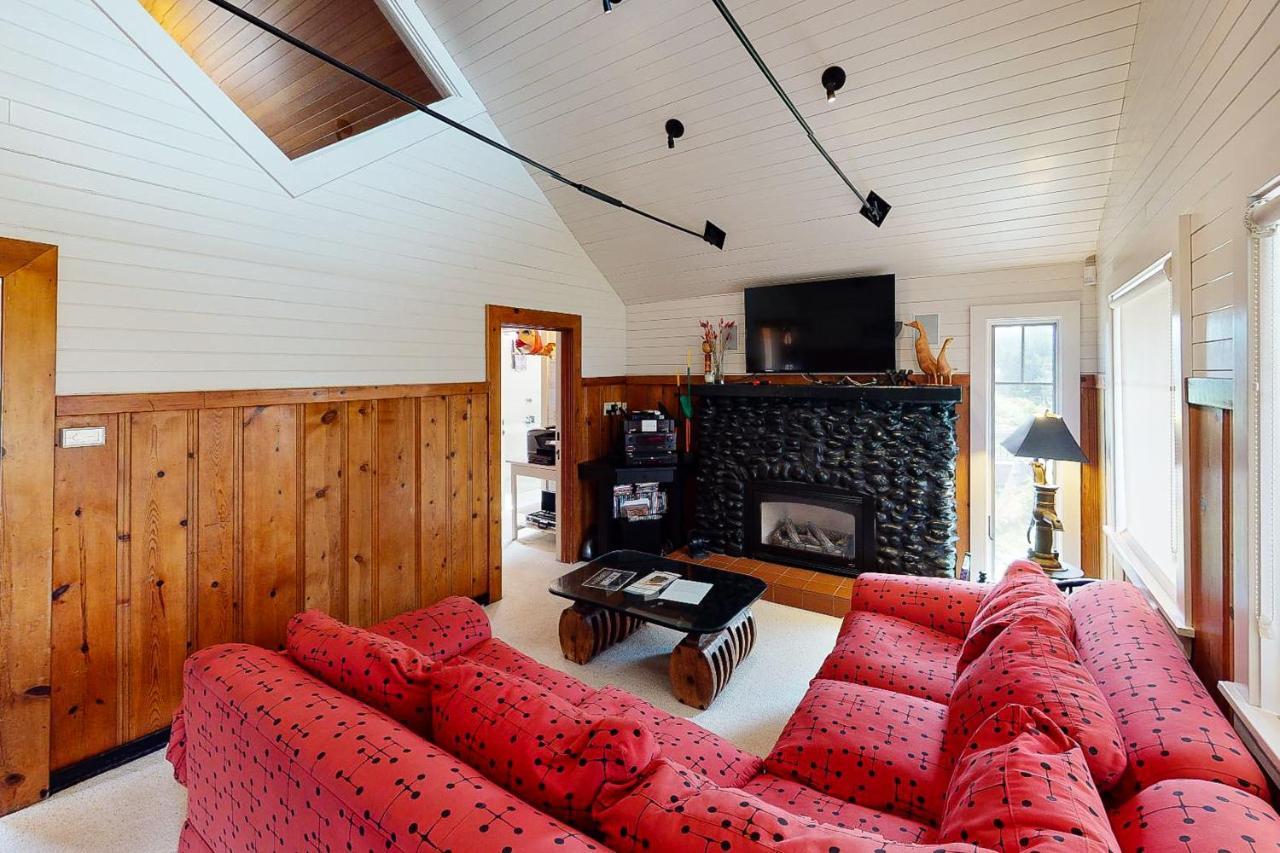 Wecoma Creekside Villa Линкън Сити Екстериор снимка